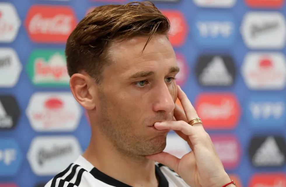 conferencia de prensa Lucas Biglia listens to a question during a press conference after a training session of Argentina at the 2018 soccer World Cup in Bronnitsy, Russia, Sunday, June 24, 2018. (AP Photo/Ricardo Mazalan) bronnitsy rusia lucas biglia futbol entrenamiento seleccion argentina futbol futbolistas entrenamientos seleccion argentina
