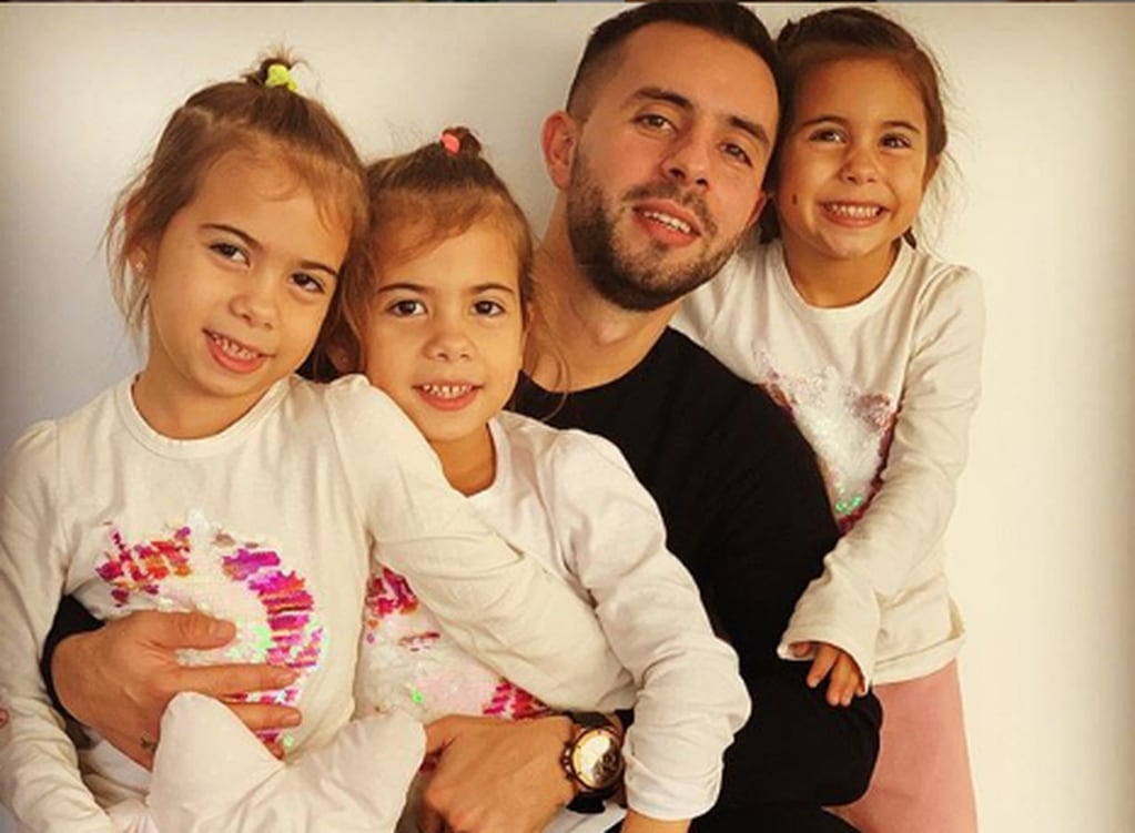 Matías Defederico con sus hijas.