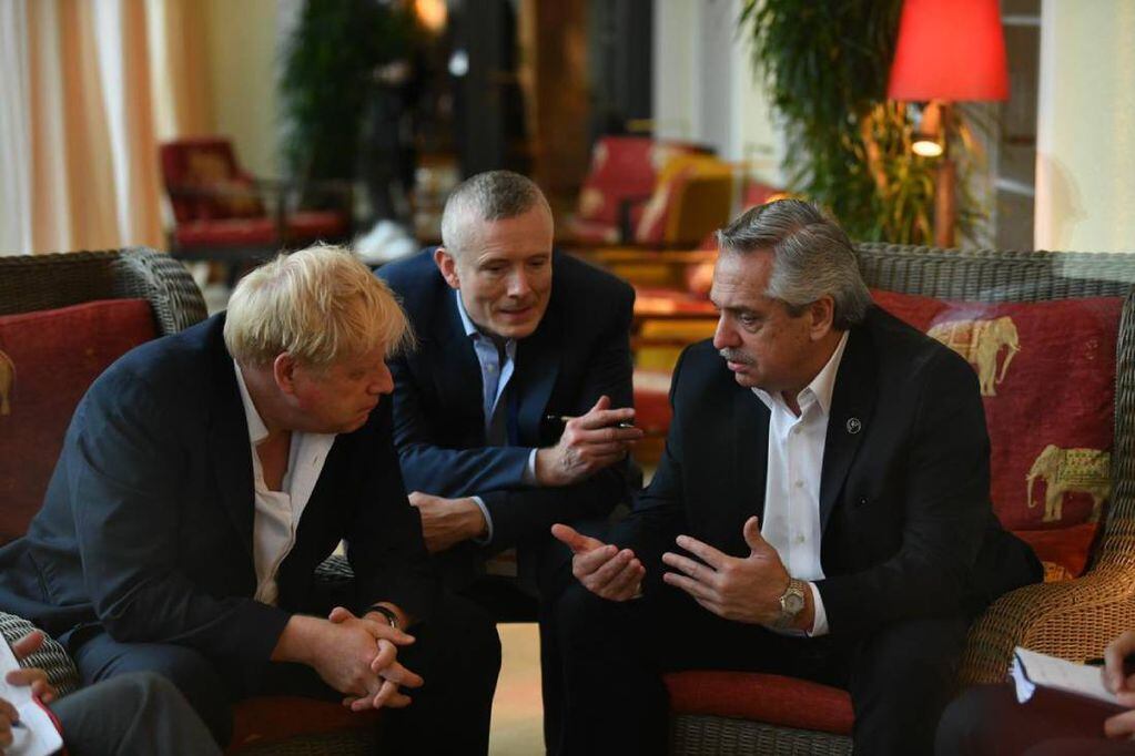 Fernández tuvo una reunión bilateral con el premier británico, Boris Johnson. Foto: Corresponsalía.