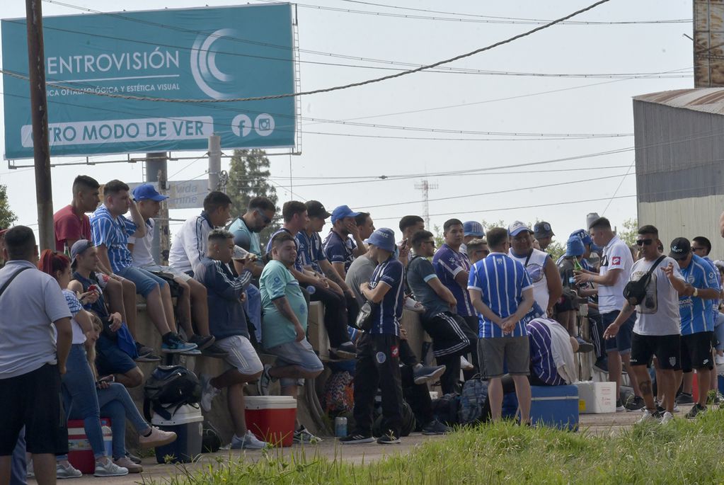 Hinchas del Tomba partieron hacia San Luis en las primera horas de este miércoles para presenciar las semifinales de la Copa Argentina. Foto:  Orlando Pelichotti.