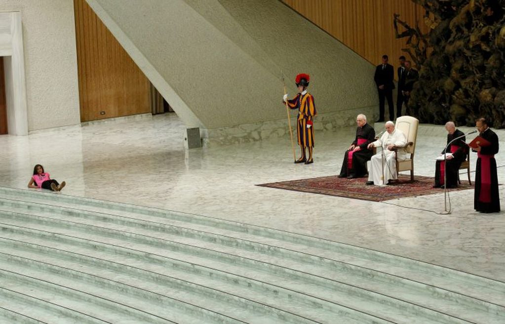 La niña subió al escenario y jugó alrededor del Papa por un buen rato (REUTERS)