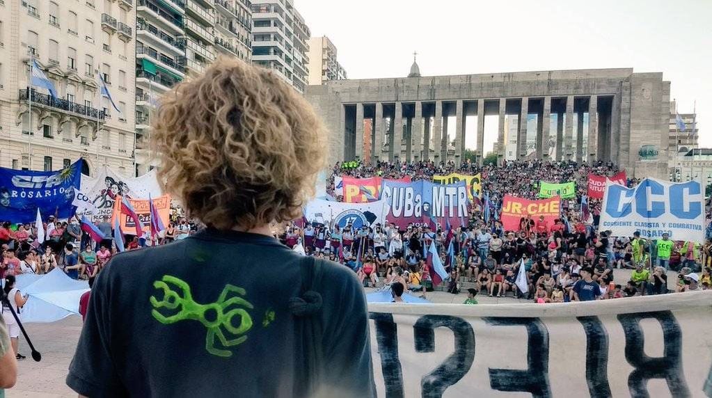 La exconcejala Celeste Lepratti, hermana de "Pocho", fue una de las personas que encabezó la procesión hasta el Monumento. (@aterosario)