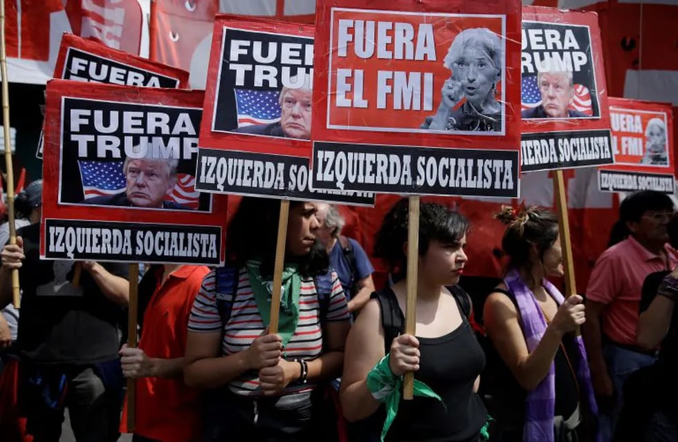 Grupos anti-cumbre marchan por el centro porteño. (Foto: Martin Mejia/AP)