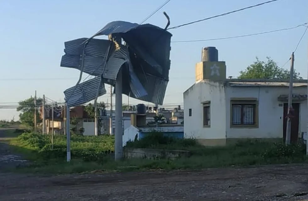 La ferocidad del viento que sopló en la madrugada de este lunes en Jujuy queda evidenciada en esta imagen de chapas retorcidas contra la parte alta de una columna de iluminación, en la periferia de la ciudad.