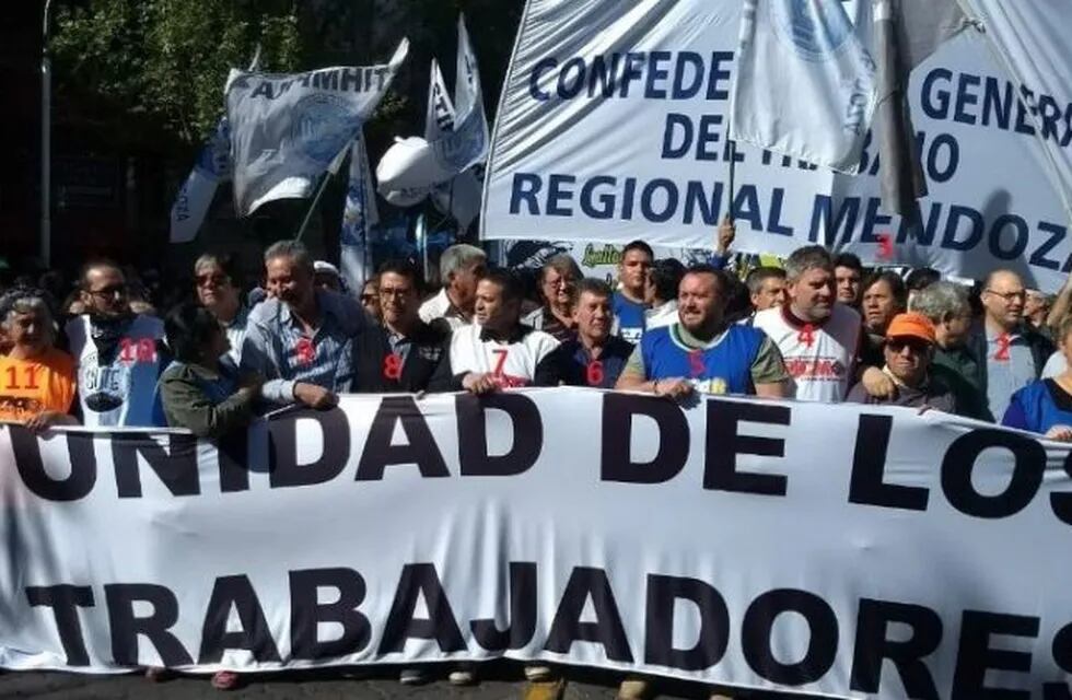 Una multitudinaria manifestación copó el centro de Mendoza, en el marco del paro convocado por la CGT, que contó con la adhesión de las tres CTA.