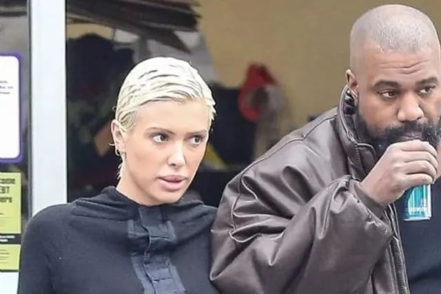El polémico look de Bianca Censori, la esposa de Kanye West: sin ropa interior y con medias can can