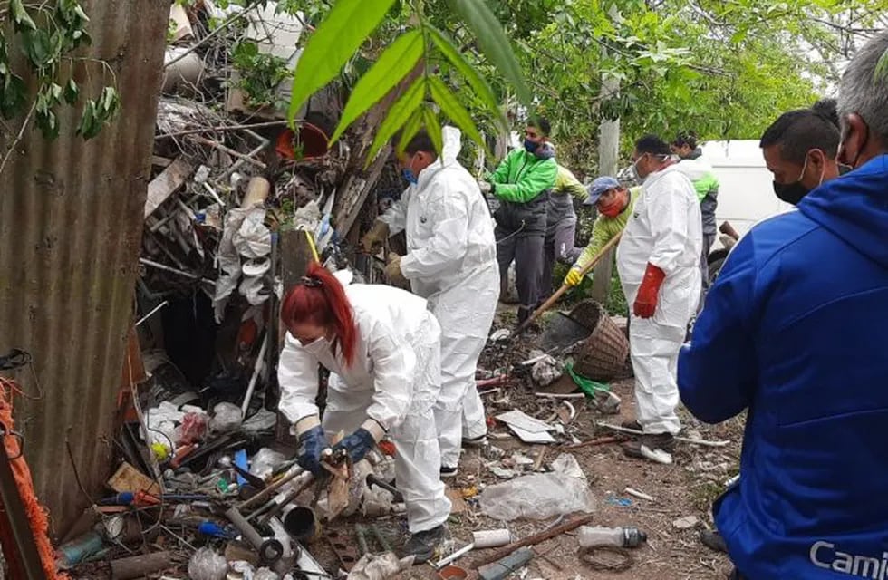 Montan un mega operativo de limpieza en el domicilio de un acumulador en Los Hornos (Municipalidad de La Plata)