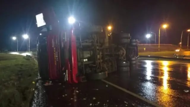 Garupá: camión despistó debido a la calzada mojada y resultó en daños materiales