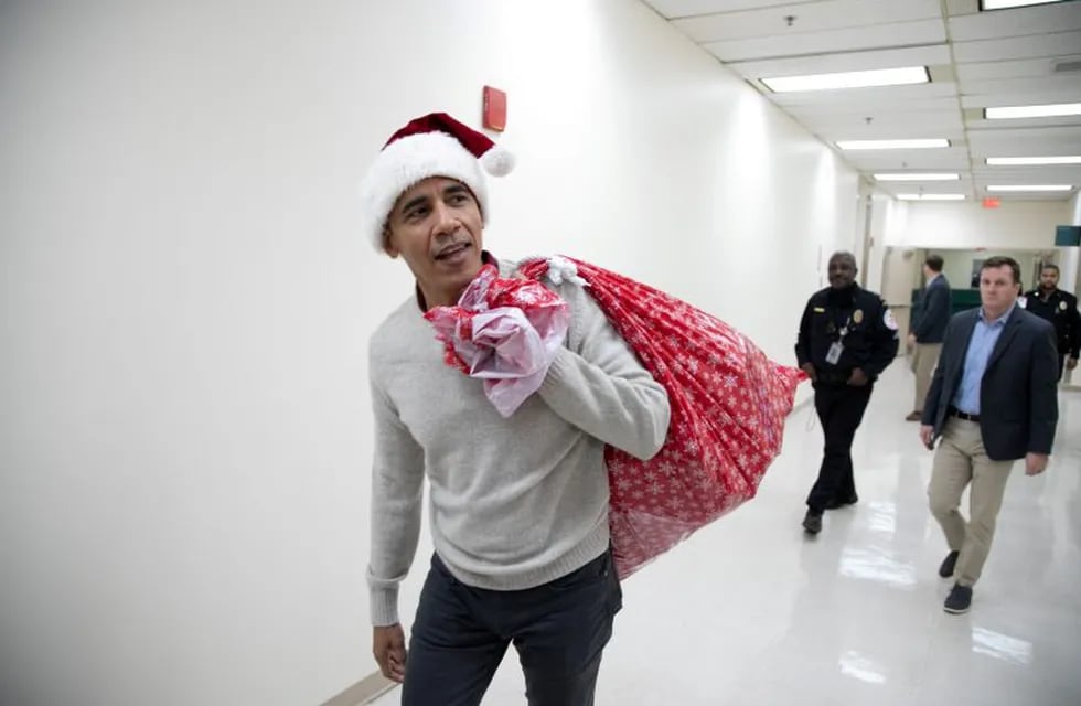 Barack Obama se vistió de Papá Noel y entregó regalos en un hospital de niños. Foto: AFP.