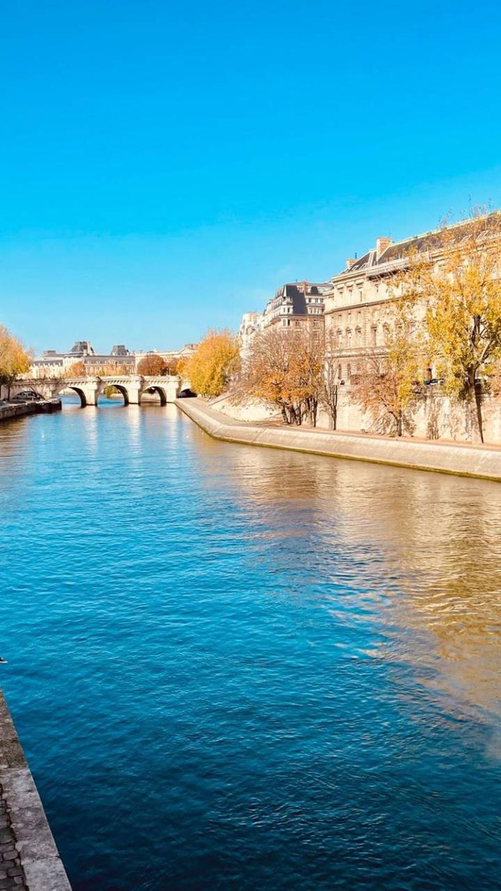 El buen tiempo en París le jugó a favor a la influencer para una foto del río Sena.