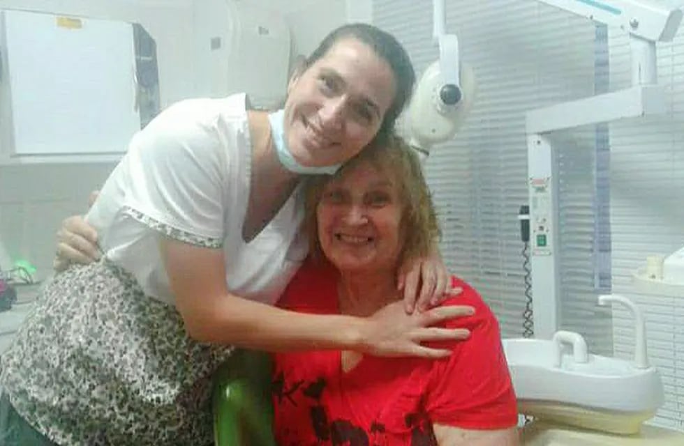 Odontóloga Nadya Vagetti con una paciente.