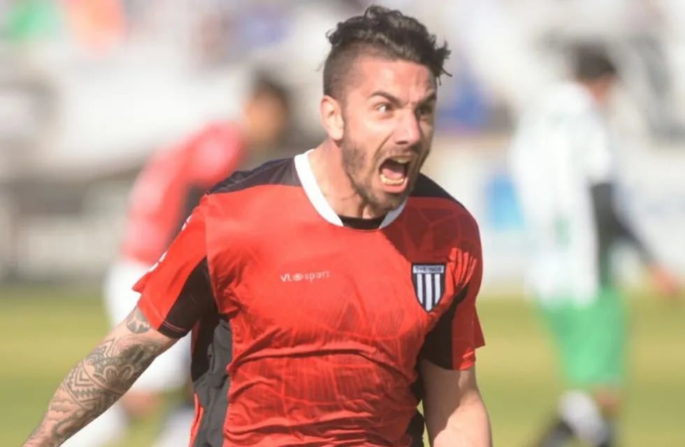 El Lobo, con goles de Cucchi y de Palacios Alvarenga, ambos de cabeza, venció 2 a 0 a Villa Mitre y sueña con el ascenso a la B Nacional.