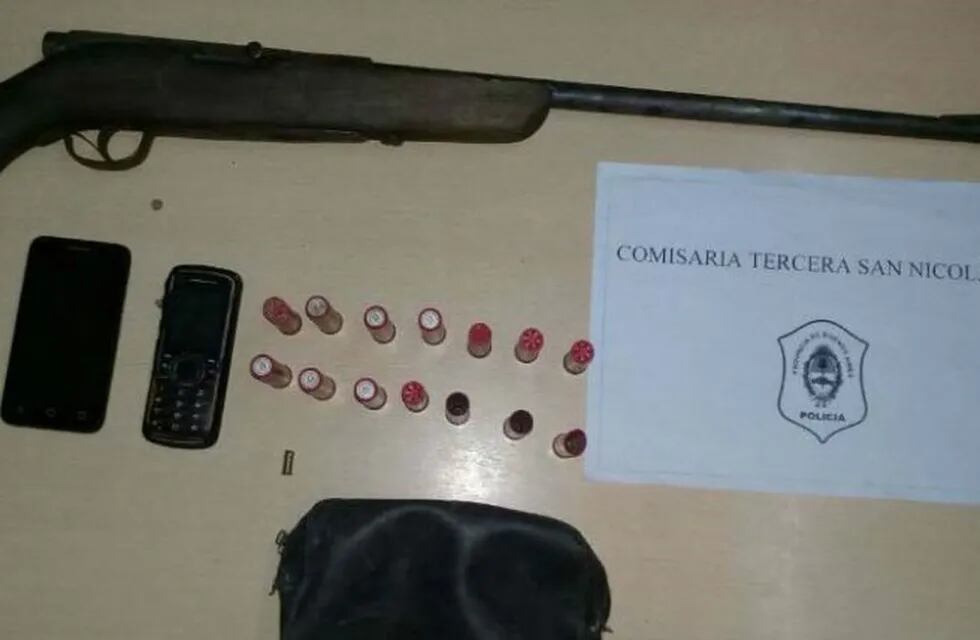 Se secuestró una carabina, cartuchos y dos teléfonos celulares. (Comisaría Tercera)