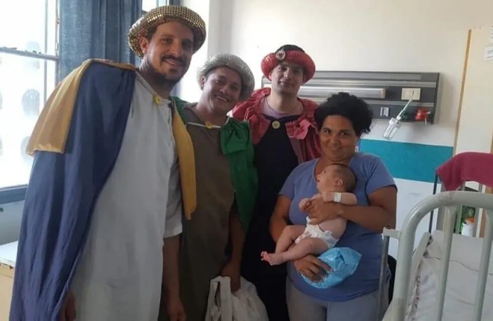 Fue paciente de un Hospital y quedó tan conforme que volvió pero caracterizado de Reyes Magos