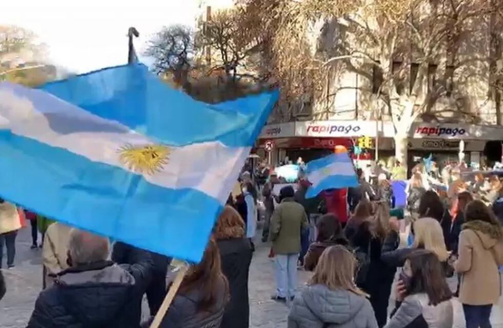 Banderazo en pleno centro de Mendoza.