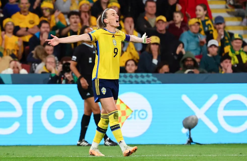 La futbolista sueca Kosovare Asllani celebra tras anotar el segundo gol de su equipo durante el partido por el tercer puesto del Mundial femenino contra Australia, en Brisbane, Australia, el 19 de agosto de 2023. (AP Foto/Tertius Pickard)