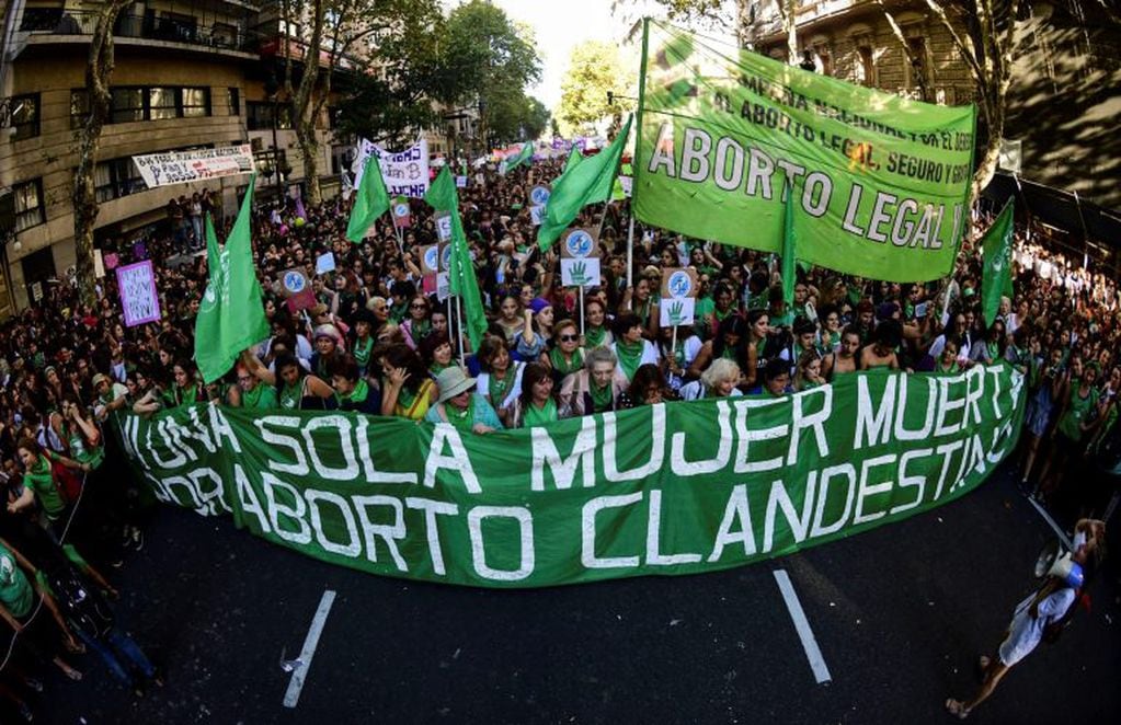 Multitudinaria marcha por el Día Internacional de la Mujer.