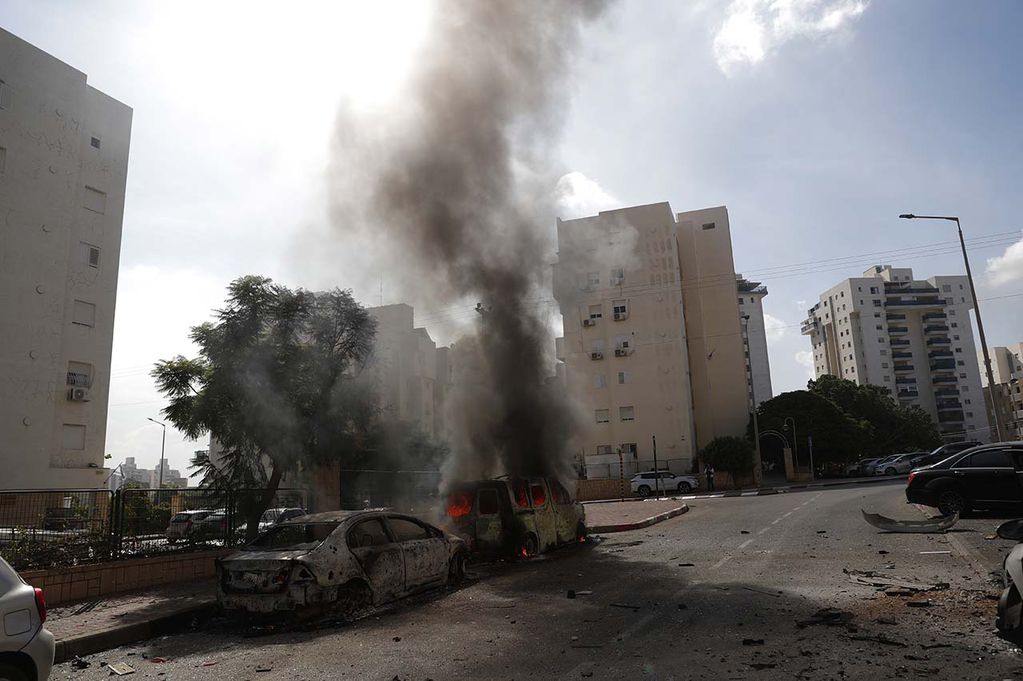 Ashkelon (Israel), 10/07/2023.- Coches destrozados y edificios dañados en la ciudad israelí de Ashkelon tras el lanzamiento de cohetes desde Gaza, 07 de octubre de 2023. Se lanzaron andanadas de cohetes desde la Franja de Gaza a primera hora del sábado en un ataque sorpresa reivindicado por el Movimiento islamista Hamás. EFE/EPA/ATEF SAFADI