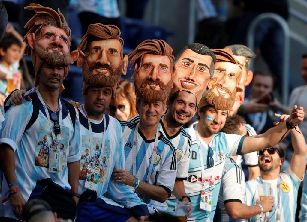 Hinchas con máscaras de jugadores argentinos (Foto/Ricardo Mazalan/AP)