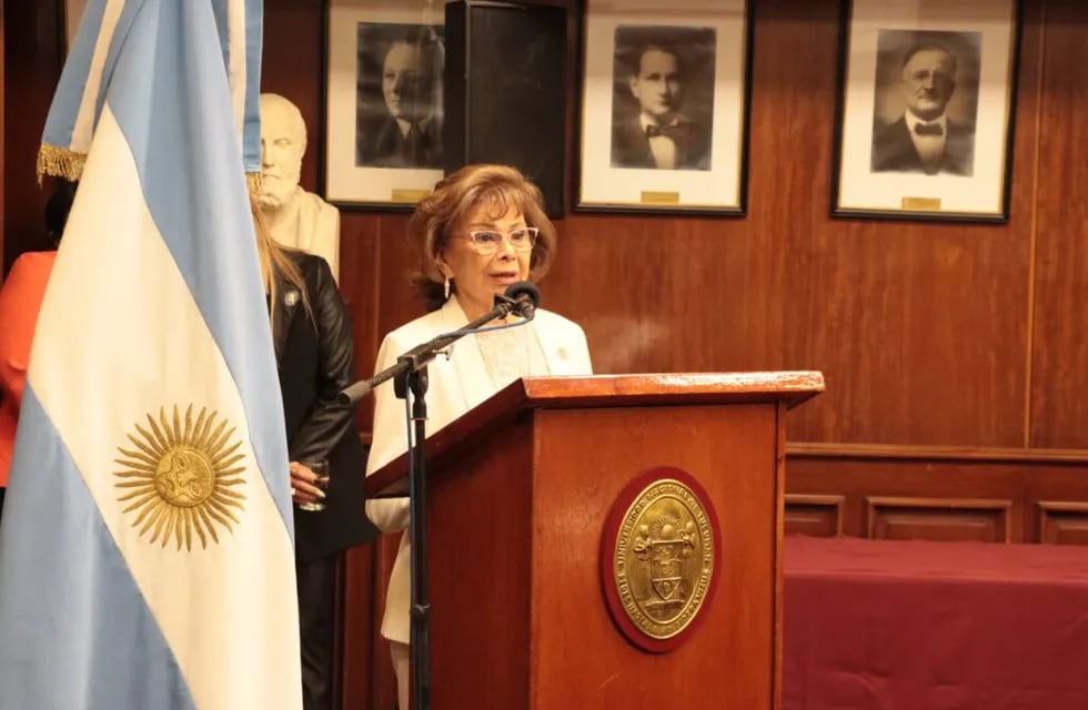 La Dra. Marta Yolanda Tejerizo fue distinguida como Profesora Consulta de la UNT.