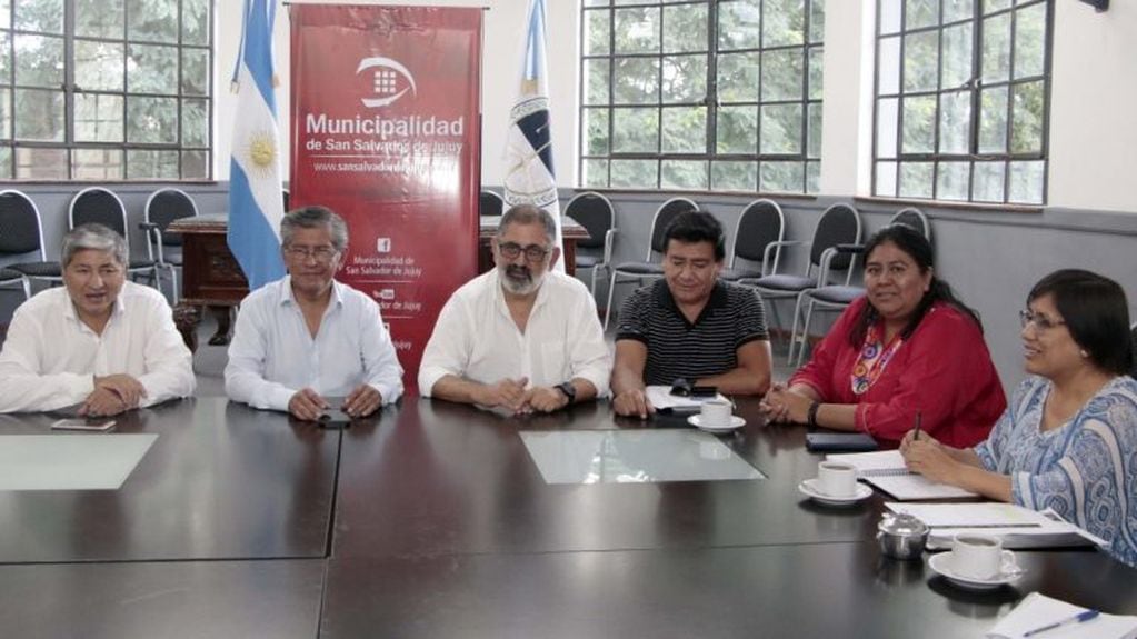 El intendente Jorge y la ministra Sarapura, junto a sus colaboradores, en la reunión de coordinación para la entrega de la Tarjeta AlimentAR en San Salvador de Jujuy.