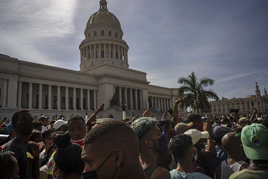 protestas contra el régimen de Cuba Miles de personas salieron a manifestarse en distintas ciudades de la isla, asfixiadas por la represión, la falta de productos básicos y la crisis sanitaria causada por la pandemia. (AP)