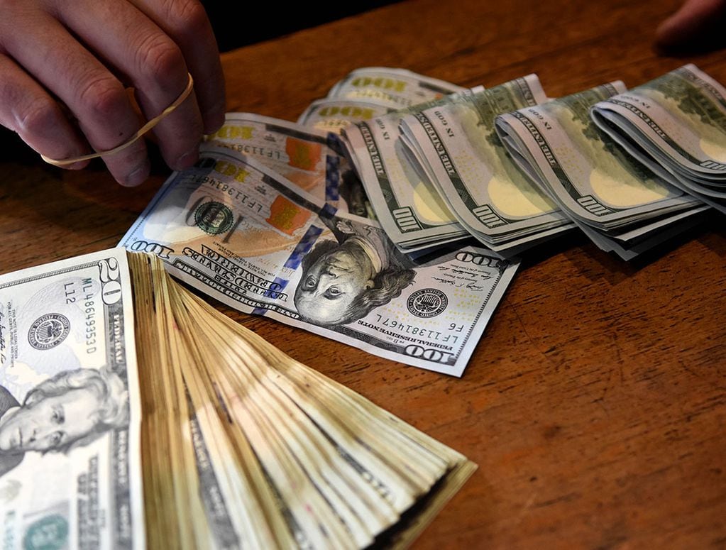 El dólar "blue" comenzó la semana a la baja en $4.