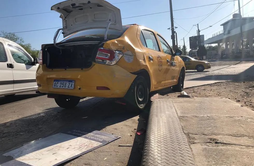 Dos vehículos impactaron de lleno en calle Armada Argentina.