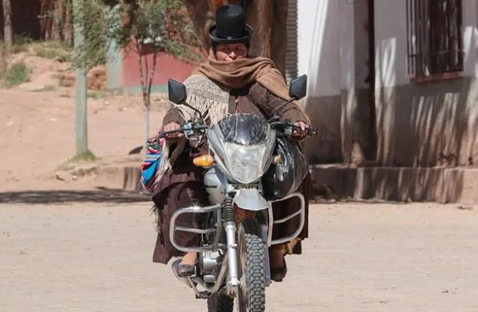 La concejala boliviana Vicencia Apaza, a bordo de su motocicleta