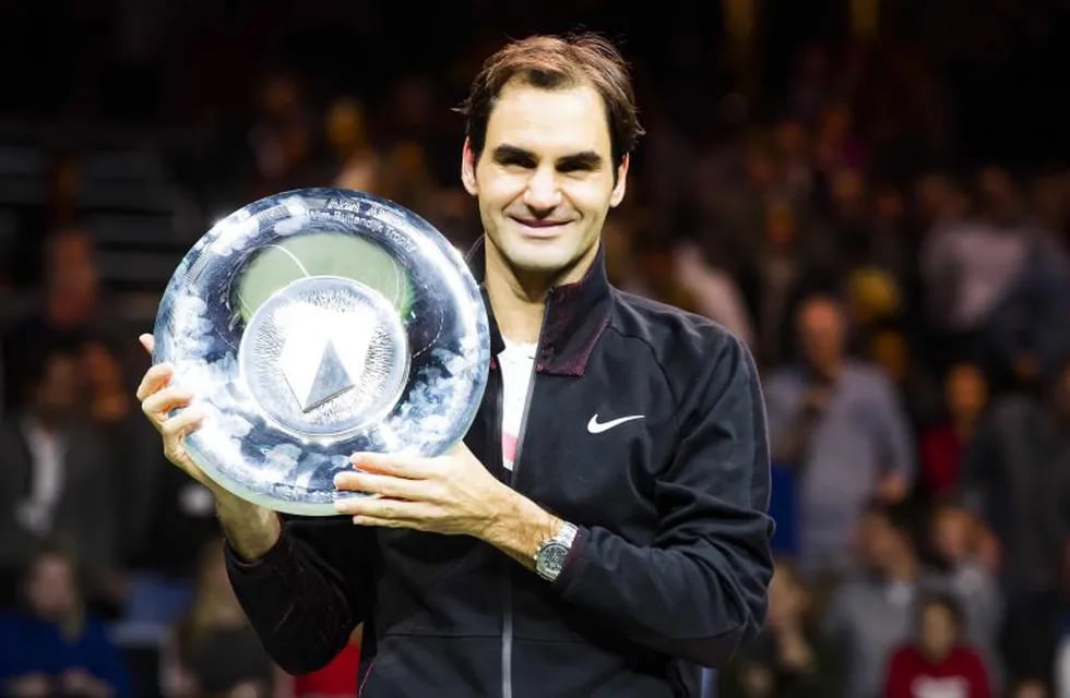 Rotterdam (Netherlands), 18/02/2018.- Roger Federer of Switzerland poses with his trophy after defeating Grigor Dimitrov of Bulgaria in their final match of the ABN Amro World Tennis Tournament in Rotterdam, Netherlands, 18 February 2018. (Tenis, Suiza, Países Bajos; Holanda) EFE/EPA/KOEN SUYK