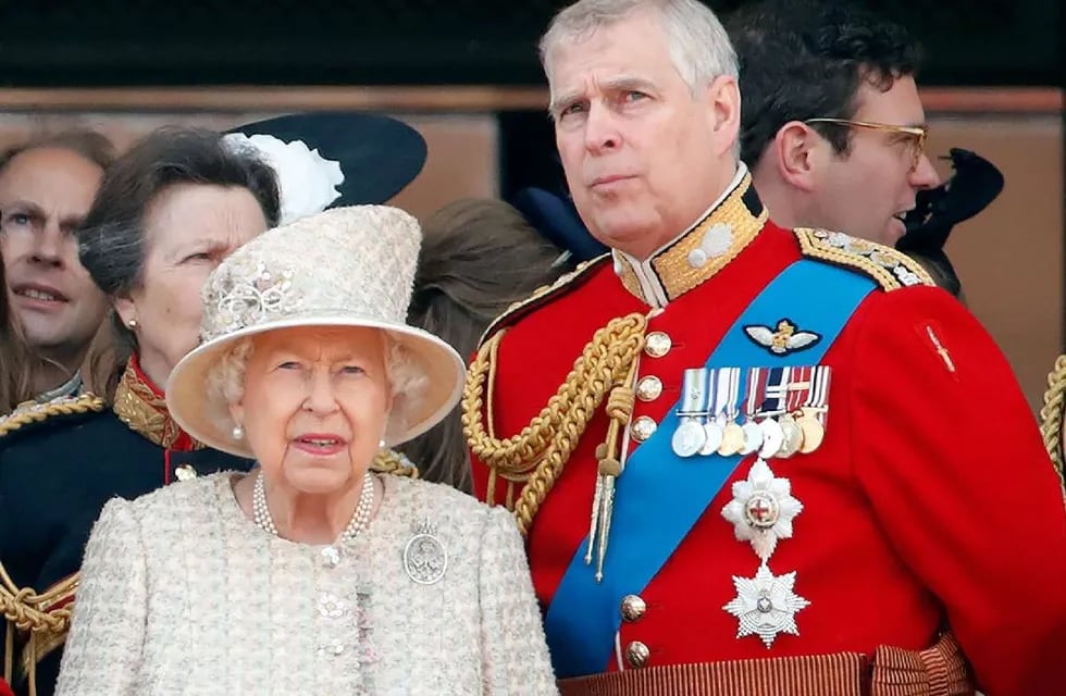 La Reina Isabel II junto con el príncipe Andrés.