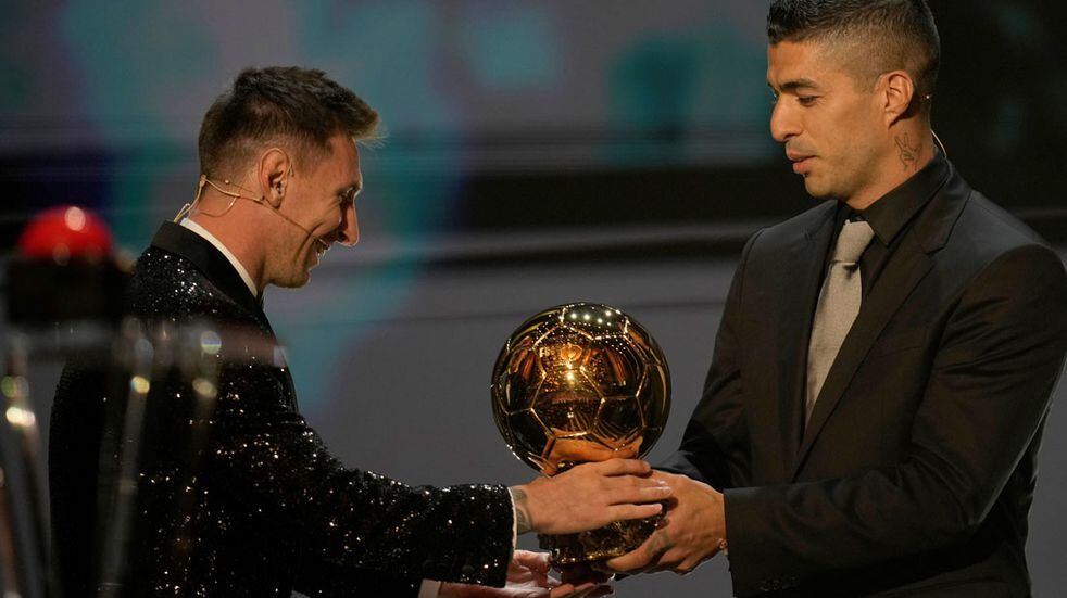 Lionel Messi, que recibió 613 para quedarse con la presea, recibió su séptimo Balón de Oro de manos de su amigo Luis Suárez. (AP)