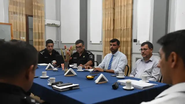 El secretario de Seguridad Pública de la provincia, Marcos Romero, encabezó la reunión del Comando Unificado que se llevó a cabo en la Jefatura de Policía.