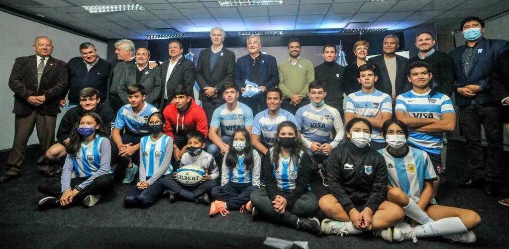 Autoridades de la Provincia, dirigentes de la Unión Argentina de Rugby y la Unión Jujeña de Rugby y jugadores, en la presentación oficial del encuentro Los Pumas vs. Escocia.