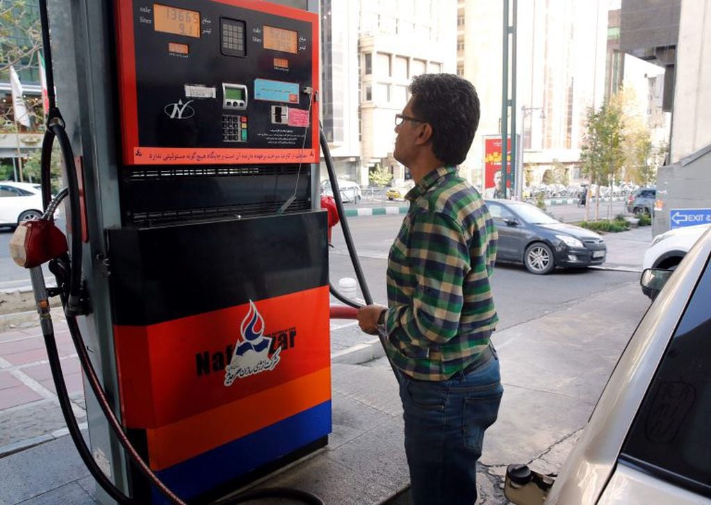 Irán impuso el racionamiento de gasolina y aumentó los precios de las naftas en un 50 por ciento o más, en una nueva medida para reducir los costosos subsidios que han alimentado el alto consumo y el contrabando desenfrenado. Crédito: STR / AFP.