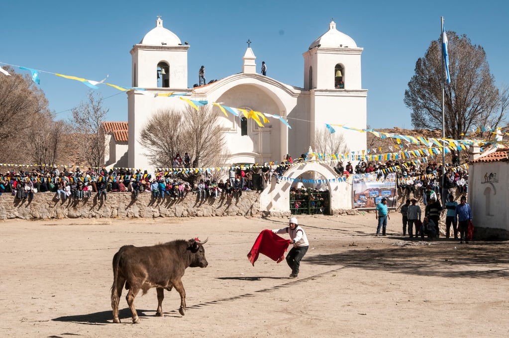 Cada año, una multitud se congrega en Casabindo, en plena una jujeña, para honrar a la Virgen de la Asunción y presenciar el tradicional "toreo de la vicha".