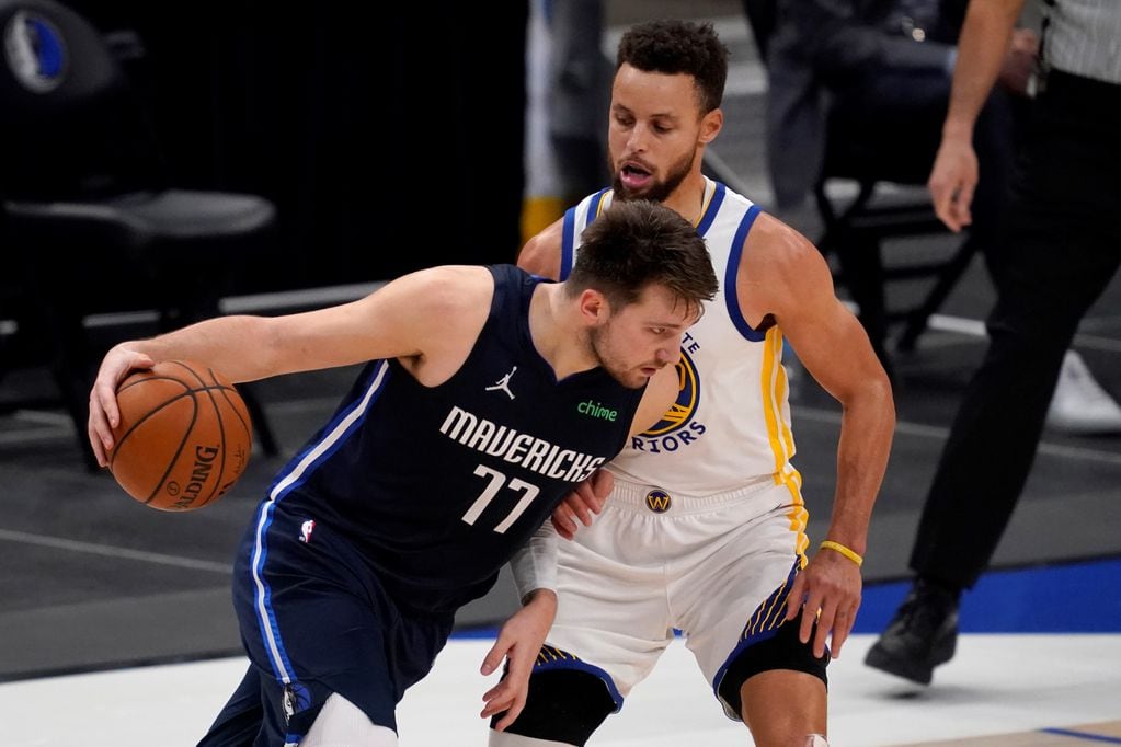 Doncic y Curry, las caras visibles de dos equipos que van por más: Dallas Mavericks y Golden State Warriors, los finalistas del Oeste. (AP/Archivo)