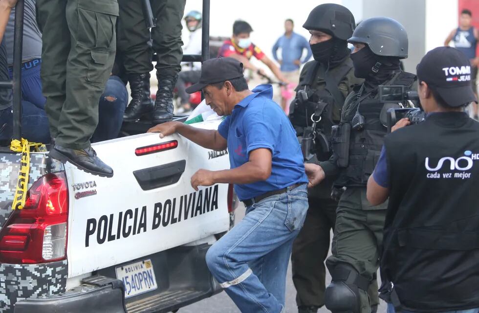 Policías de Bolivia detienen a un manifestante durante enfrentamientos entre ciudadanos afines al gobierno del presidente de Bolivia, Luis Arce, y opositores, este lunes, durante la primera jornada de paro indefinido, en Santa Cruz (Bolivia).