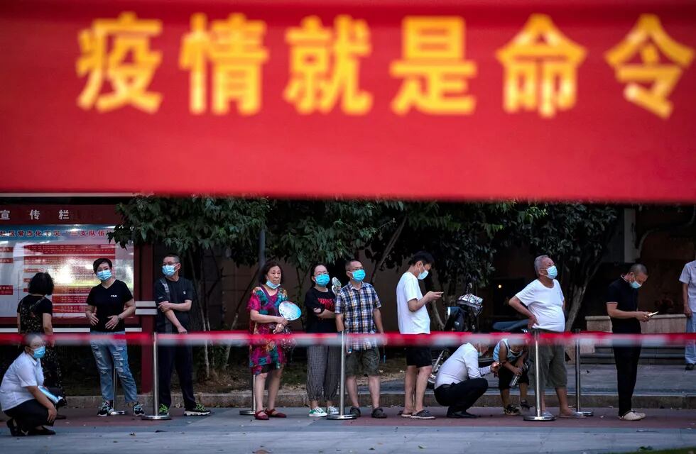 Los residentes se alinean para las pruebas de Covid-19 en Wuhan, en la provincia de Hubei, en el centro de China, el martes 3 de agosto de 2021.
