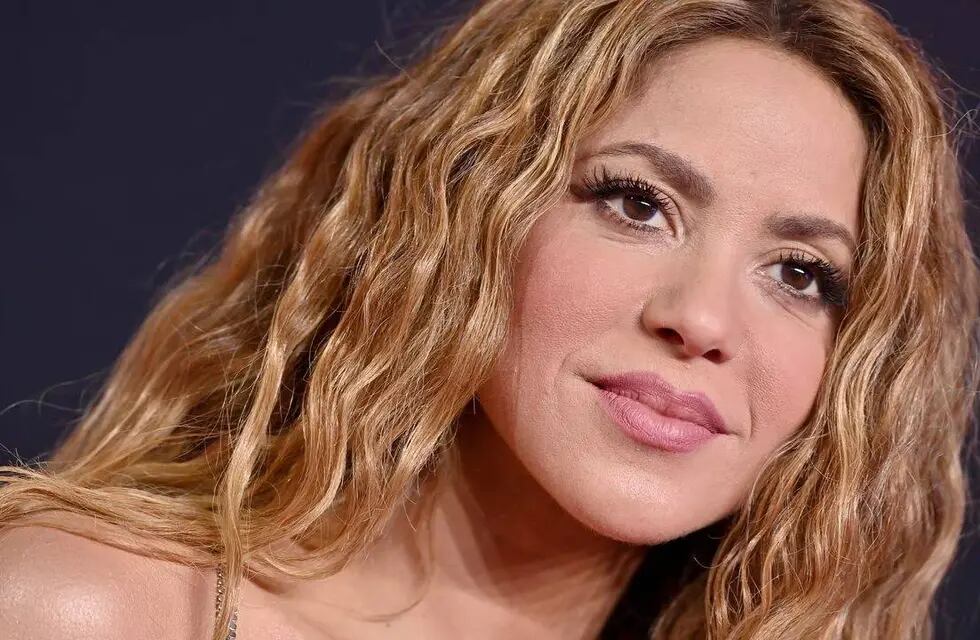 Shakira deslumbró con un minivestido de cuero y botas bucaneras a juego