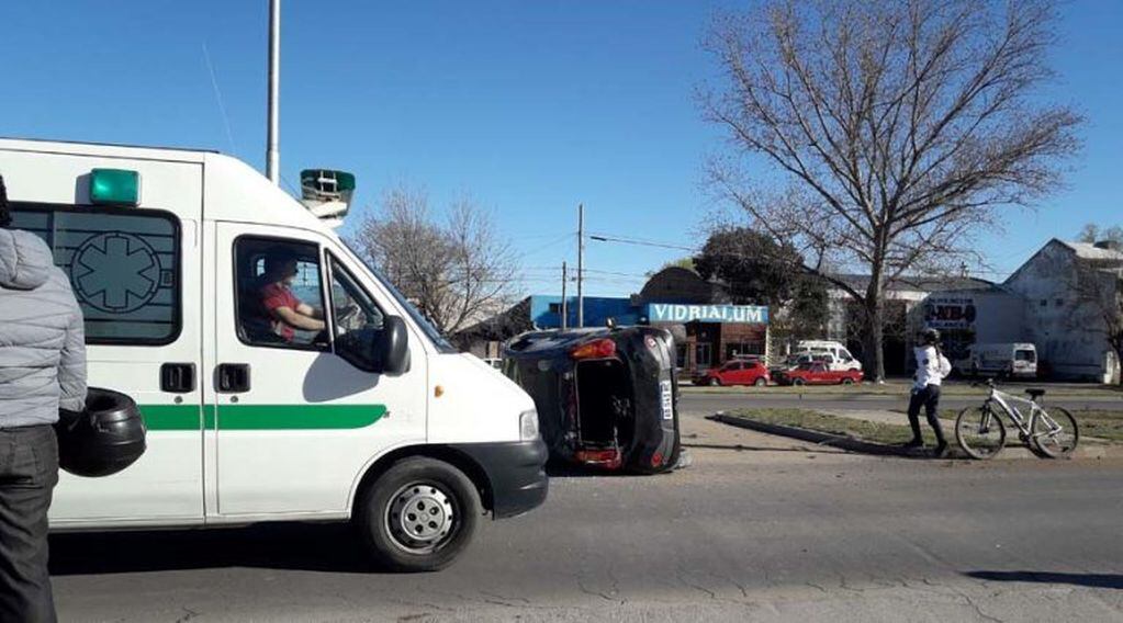 La conductora debió ser trasladada a un centro asistencial con lesiones (Vía Santa Rosa)