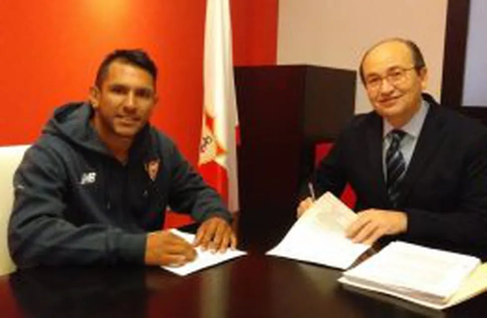 El volante de Rosario Central, Walter Montoya, firmó su contrato para convertirse en jugador del Sevilla.