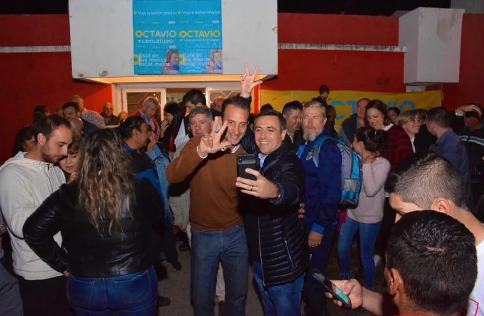 Ramón Mestre y Octavio Ibarra festejan el triunfo de la UCR en Oliva.