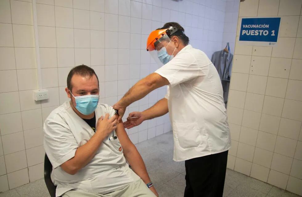 Colocación de vacuna contra el coronavirus en Rosario (Municipalidad de Rosario)