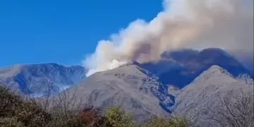 Bomberos combaten un incendio forestal en las Sierras de Córdoba. (IG / Incendioscordoba)