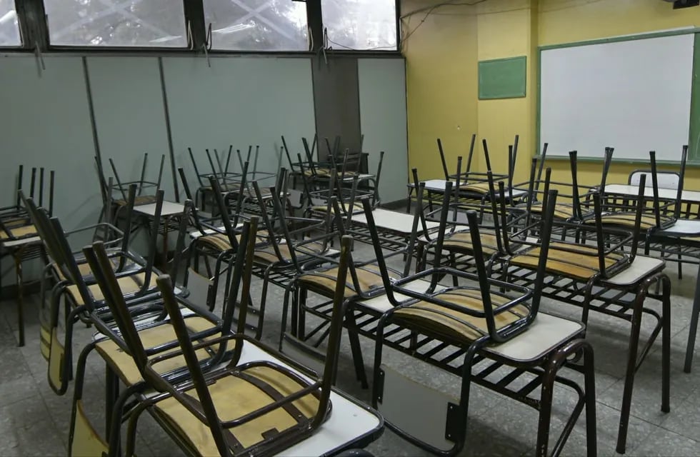 Un aula vacía en escuelas de Las Heras tras los intentos de saqueos y robos en comercios aledaños. (Orlando Pelichotti / Archivo Los Andes)