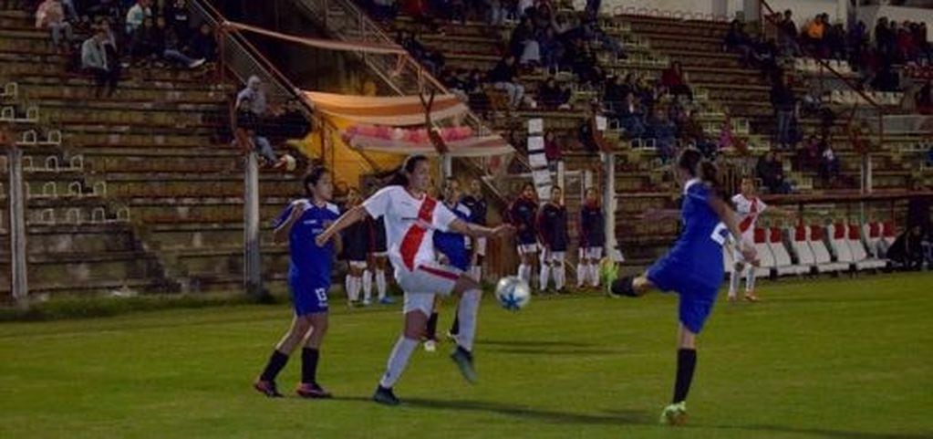 El fútbol femenino de la Liga Posadeña en pleno desarrollo. (Liga Posadeña)