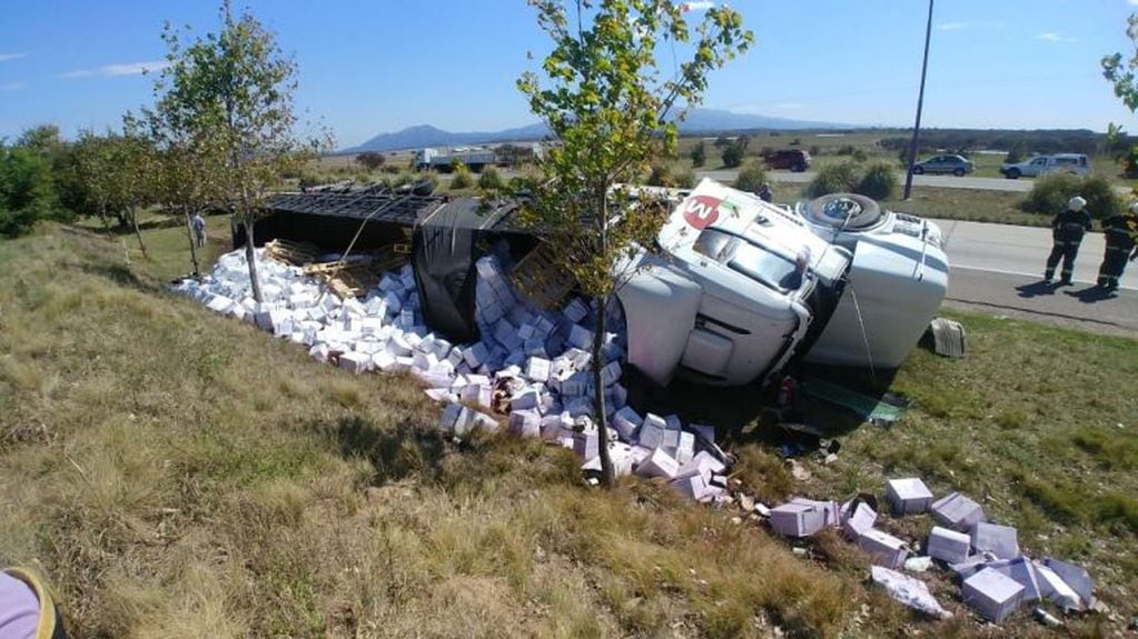 Accidente, camión volcó en las Autopistas de las Serranías Puntanas.