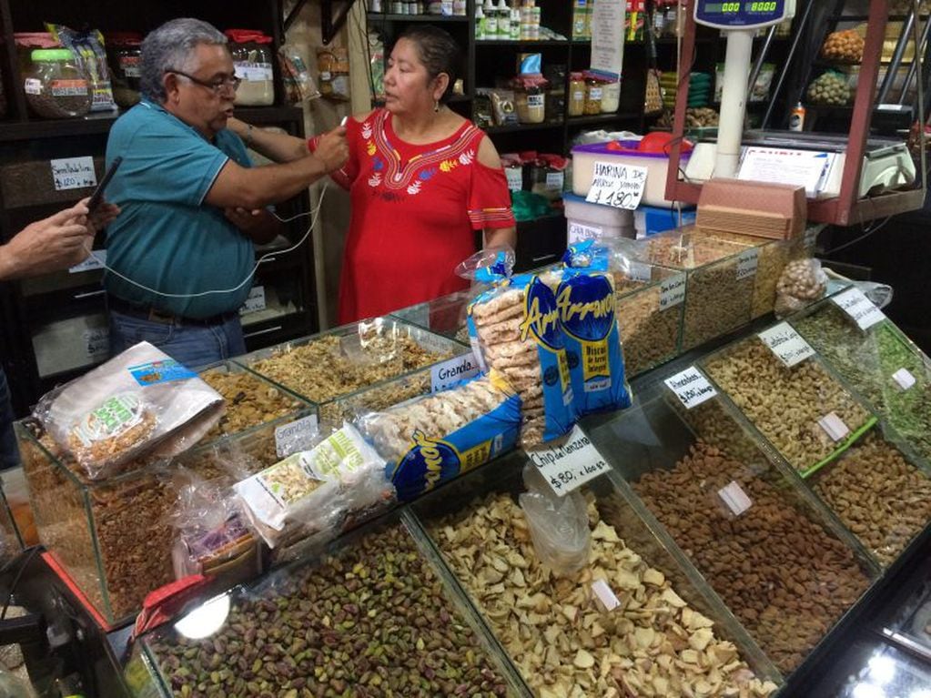 Los frutos secos ya son parte de la dieta de muchas personas y son productos que también se encuentra en el mercado de la calle José de la Iglesia.