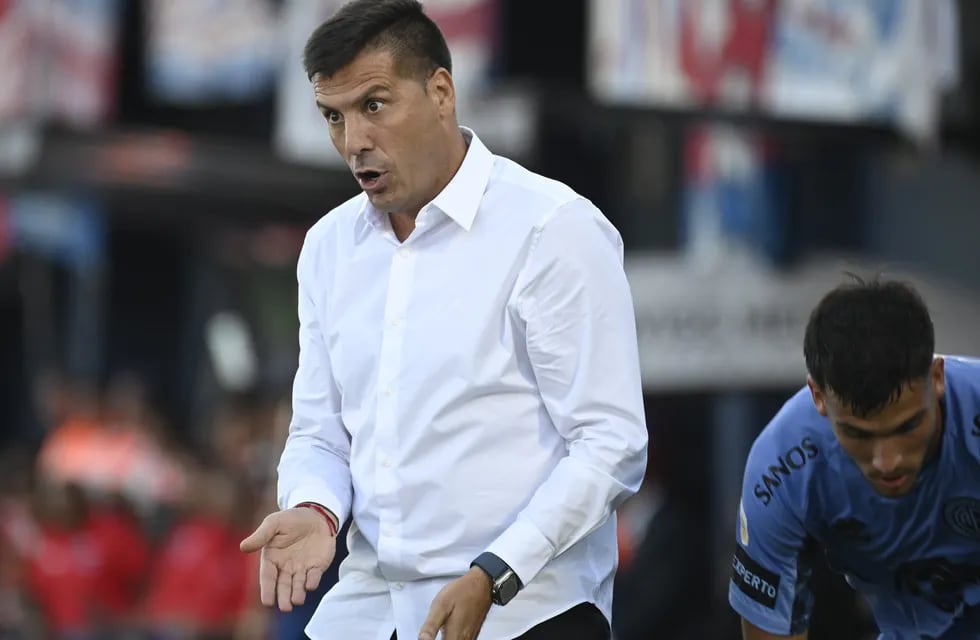 Juan Cruz Real, el nuevo técnico de Belgrano que arrancó ganando por goleada (Fotobaires).